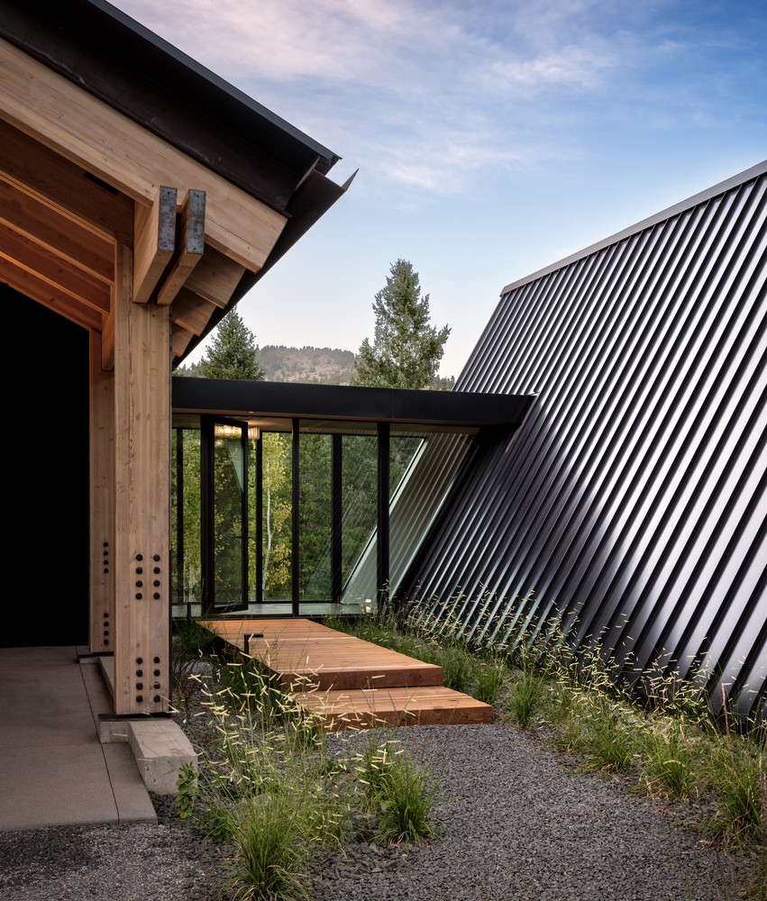 Hành lang kính kết nối giữa các cabin tạo nên những không gian ngập tràn ánh sáng.