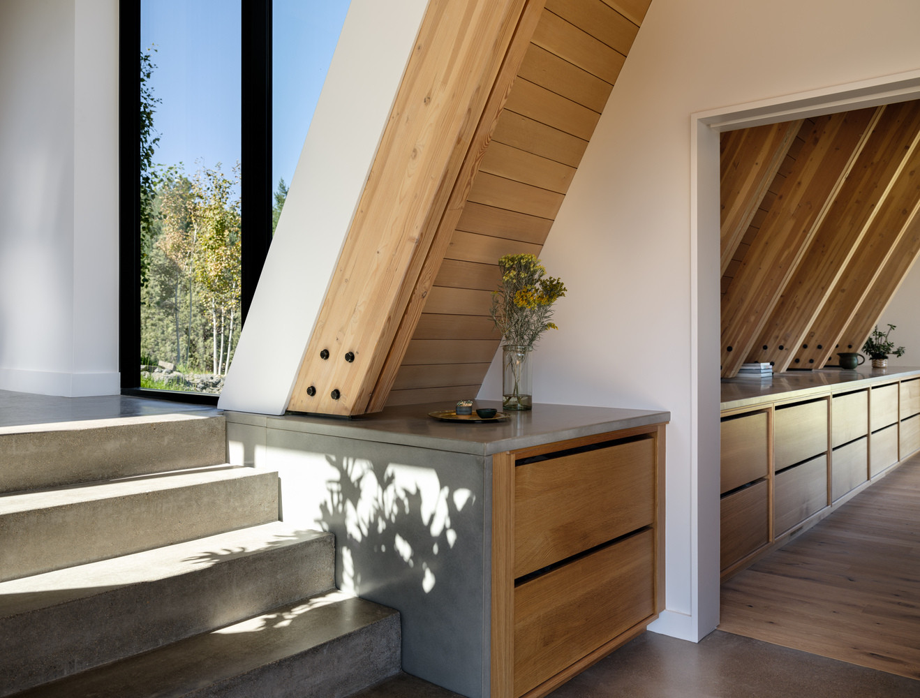 Những vật dụng quen thuộc được sắp xếp một cách sáng tạo.