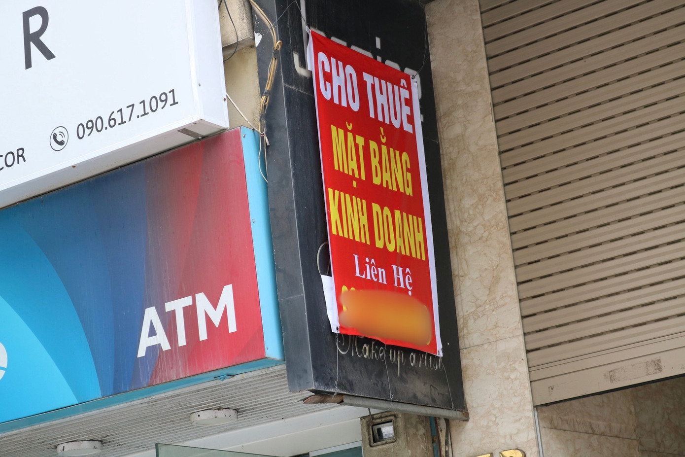 Phố Huế đắt đỏ hiện nay cũng xuất hiện nhiều tấm biển cho thuê mặt bằng. Nhiều nơi trong tình trạng tu sửa lại, ngoài cửa treo biển rao vặt nhưng khi liên lạc theo số điện thoại có ghi trên biển nhiều lần cũng không thấy đầu dây kia bắt máy. Phố Huế đắt đỏ hiện nay cũng xuất hiện nhiều tấm biển cho thuê mặt bằng. Nhiều nơi trong tình trạng tu sửa lại, ngoài cửa treo biển rao vặt nhưng khi liên lạc theo số điện thoại có ghi trên biển nhiều lần cũng không thấy đầu dây kia bắt máy.