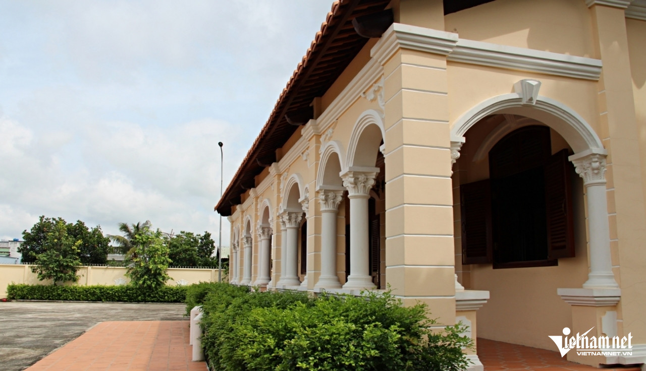 Bên ngoài, ngôi nhà có hệ thống cột, cửa vòm bằng bê tông với nét hoa văn mang phong cách châu Âu. Ảnh: Hà Nguyễn