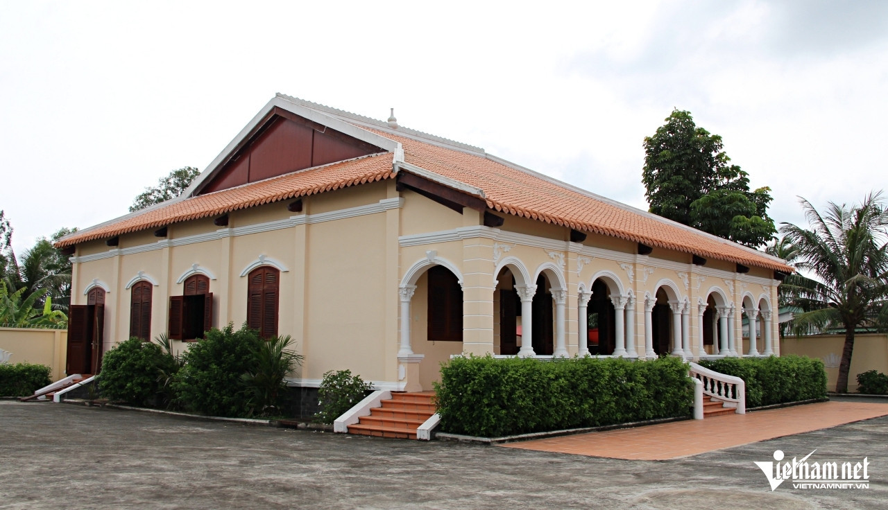 Bên ngoài, ngôi nhà có hệ thống cột, cửa vòm bằng bê tông với nét hoa văn mang phong cách châu Âu. Ảnh: Hà Nguyễn