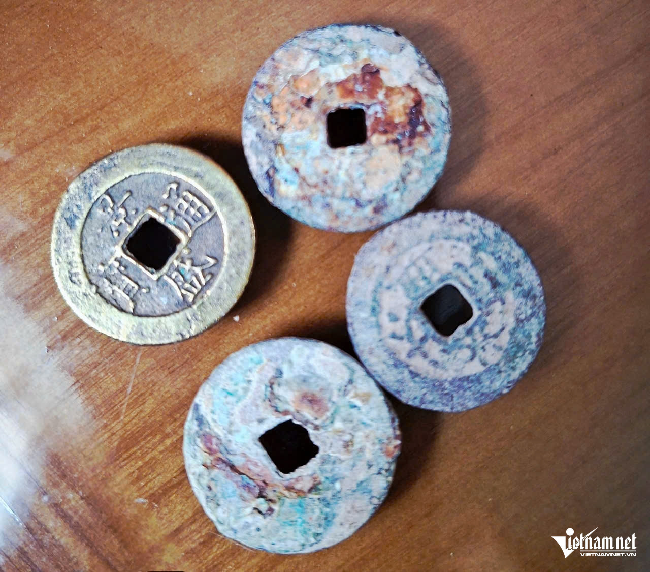 Những đồng tiền xu bằng đồng được phát hiện dưới nền ngôi nhà cổ vẫn được gia đình ông Tâm giữ lại làm kỷ niệm. Ảnh: Hà Nguyễn