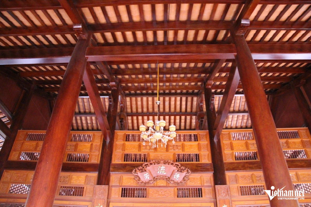 Bên trong ngôi nhà được làm từ gỗ quý. Ảnh: Hà Nguyễn