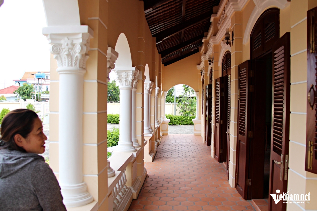 Bên trong ngôi nhà được làm từ gỗ quý. Ảnh: Hà Nguyễn