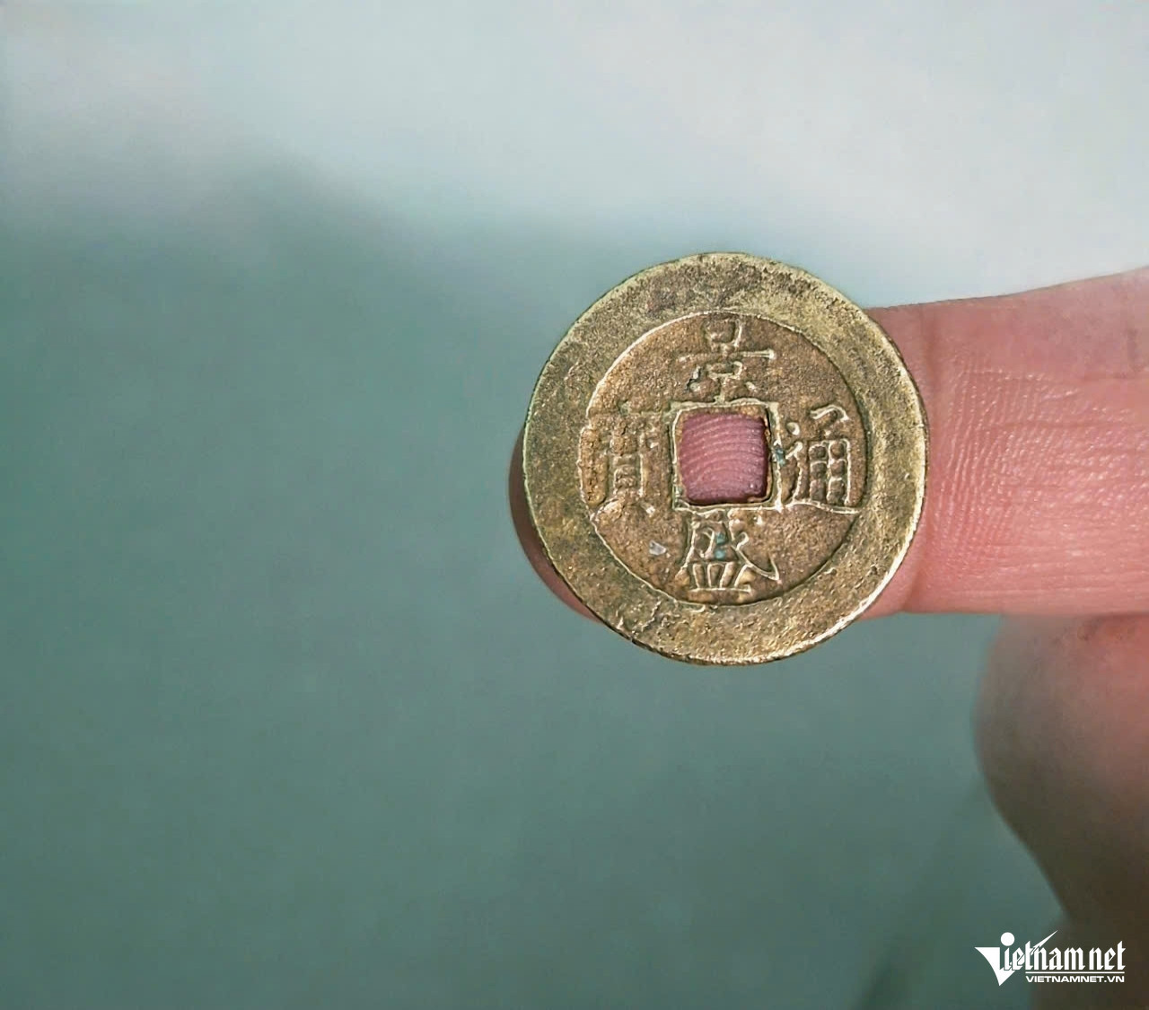 Những đồng tiền xu bằng đồng được phát hiện dưới nền ngôi nhà cổ vẫn được gia đình ông Tâm giữ lại làm kỷ niệm. Ảnh: Hà Nguyễn