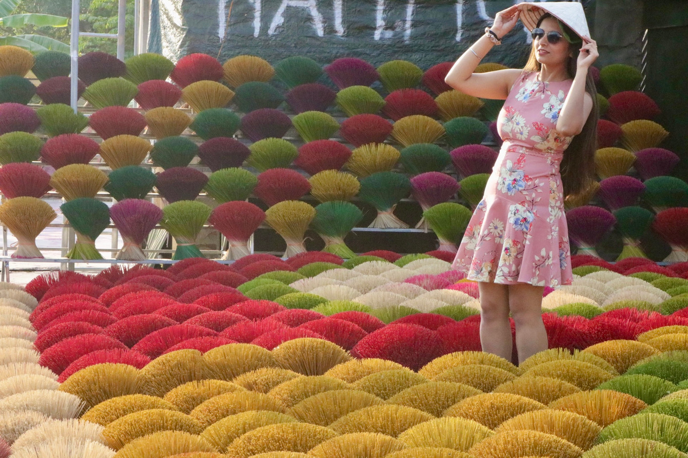 Khách nước ngoài thường xuyên ghé xưởng nhà ông Long để chech in cùng "vườn chân hương" rực rỡ sắc màu Khách nước ngoài thường xuyên ghé xưởng nhà ông Long để chech in cùng "vườn chân hương" rực rỡ sắc màu