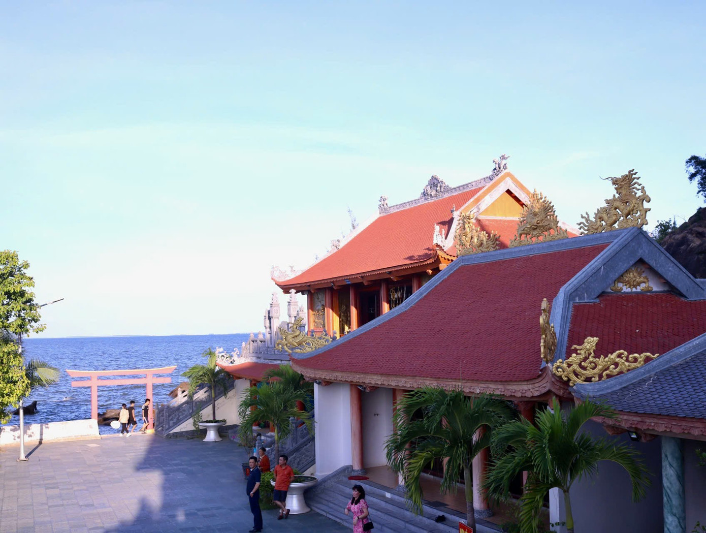 Sau khi được xây dựng và tôn tạo lại chùa Bụt hiện được hoàn thiện với 12 công trình: Cổng tam quan, Lầu chuông lầu trống, Tượng Phật tổ như lai ban phúc, Tượng đài chiến thắng, Nhà tăng ni, Hồ Mẫu tử, Chùa Bụt, Phủ Mẫu - nhà Linh, Đền thờ Đức Thánh Cả, Đền thờ Cá Voi, Cầu thạch bích bãi Râu Rồng và cuối cùng là Tượng Phật bà quan âm Nam Hải.