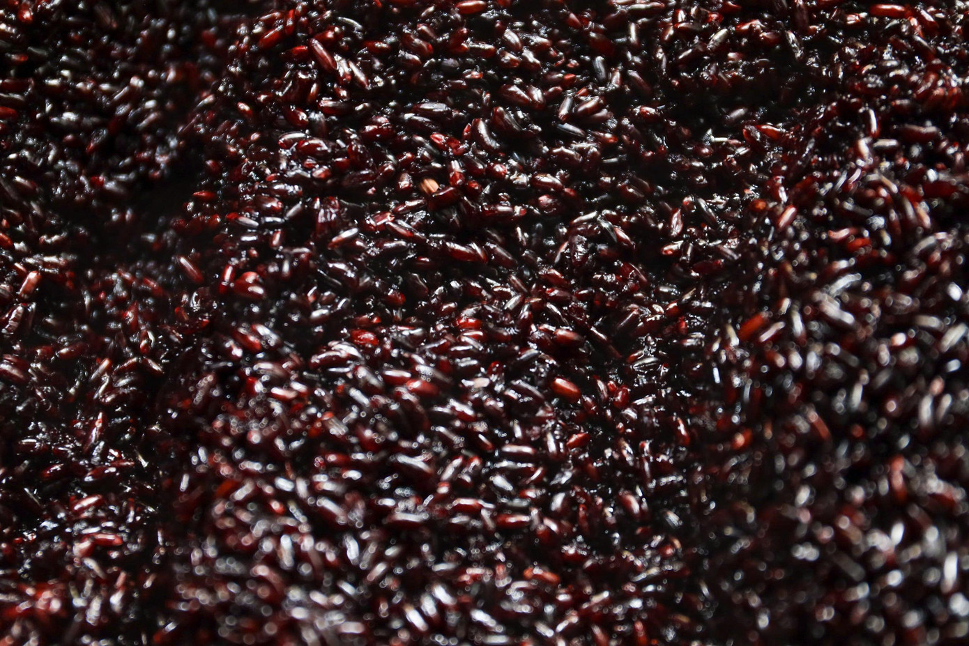 Theo chị Thuỷ, công đoạn khó nhất là nấu chín cơm gạo vì phải kiểm tra thật kỹ để cơm không bị cháy. Sau khi gạo chín sẽ tiếp tục được đồ thêm 15 phút nữa cho gạo được mềm, dẻo.