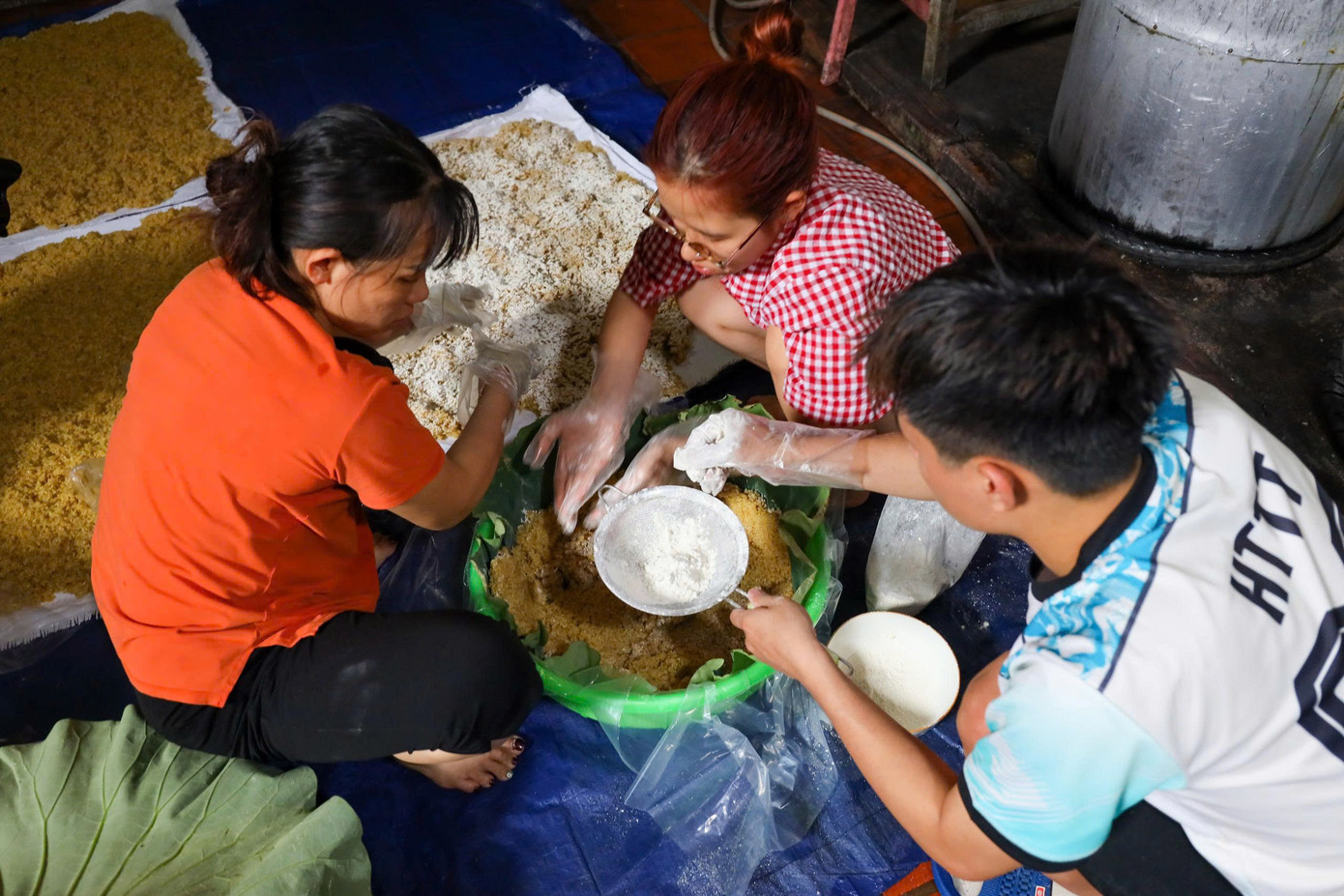 Chị Tươi cho biết, hằng năm cứ đến dịp Tết Đoan ngọ cả làng Phú Thượng lại tấp nập từ sáng tới đêm, đi đến đâu trong làng cũng thơm nức mùi gạo nếp, mùi men rượu. "Năm nay số lượng cơm rượu bán ra của nhà tôi cũng tăng nhiều so với năm trước do nhu cầu của người dân tăng mà ít nhà làm", chị Tươi cho hay.