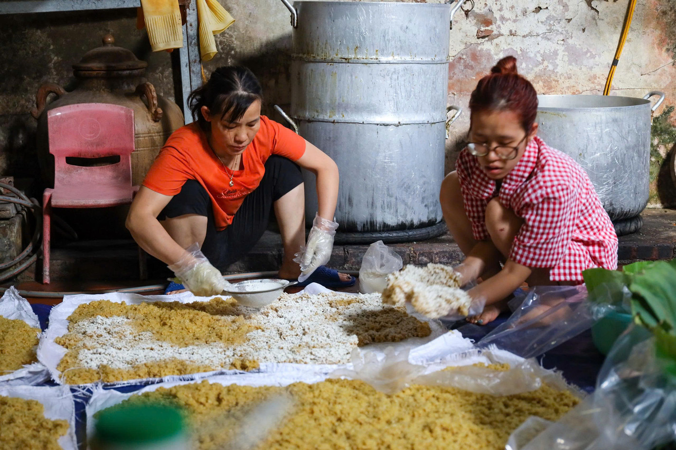 Giá rượu nếp bán lẻ hiện tại là 70.000 đồng/kg với loại nếp cẩm và 55.000 đồng/kg với loại nếp trắng. "Năm nay người làm ít đi, thời tiết cũng không thuận lợi nên giá tăng khoảng 5.000 - 10.000 đồng/kg", chị Tươi - một người làm cơm rượu làng Phú Thượng chia sẻ.