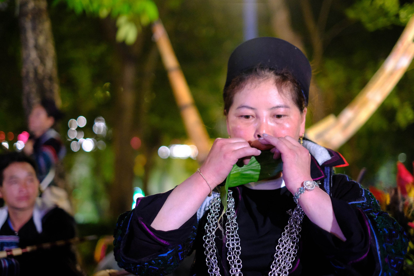 Anh Giàng A Giao (người dân tộc H'Mông) cho biết: "Khi đến với phiên chợ tình, con gái và con trai thường diện những bộ đồ đẹp, chỉn chu nhất và đem theo sợi đay, gùi tre và cả đồ để đến phiên chợ để bán,....Phiên chợ tình của dân tộc tôi còn có nhiều hoạt động khác nữa như đá cầu, thổi lá, hát giao duyên,... Sau mỗi phiên chợ nếu đôi trai gái nào có cảm tình với nhau thì sẽ trao nhau tín vật với lời hẹn gặp mặt ở phiên chợ tiếp theo".