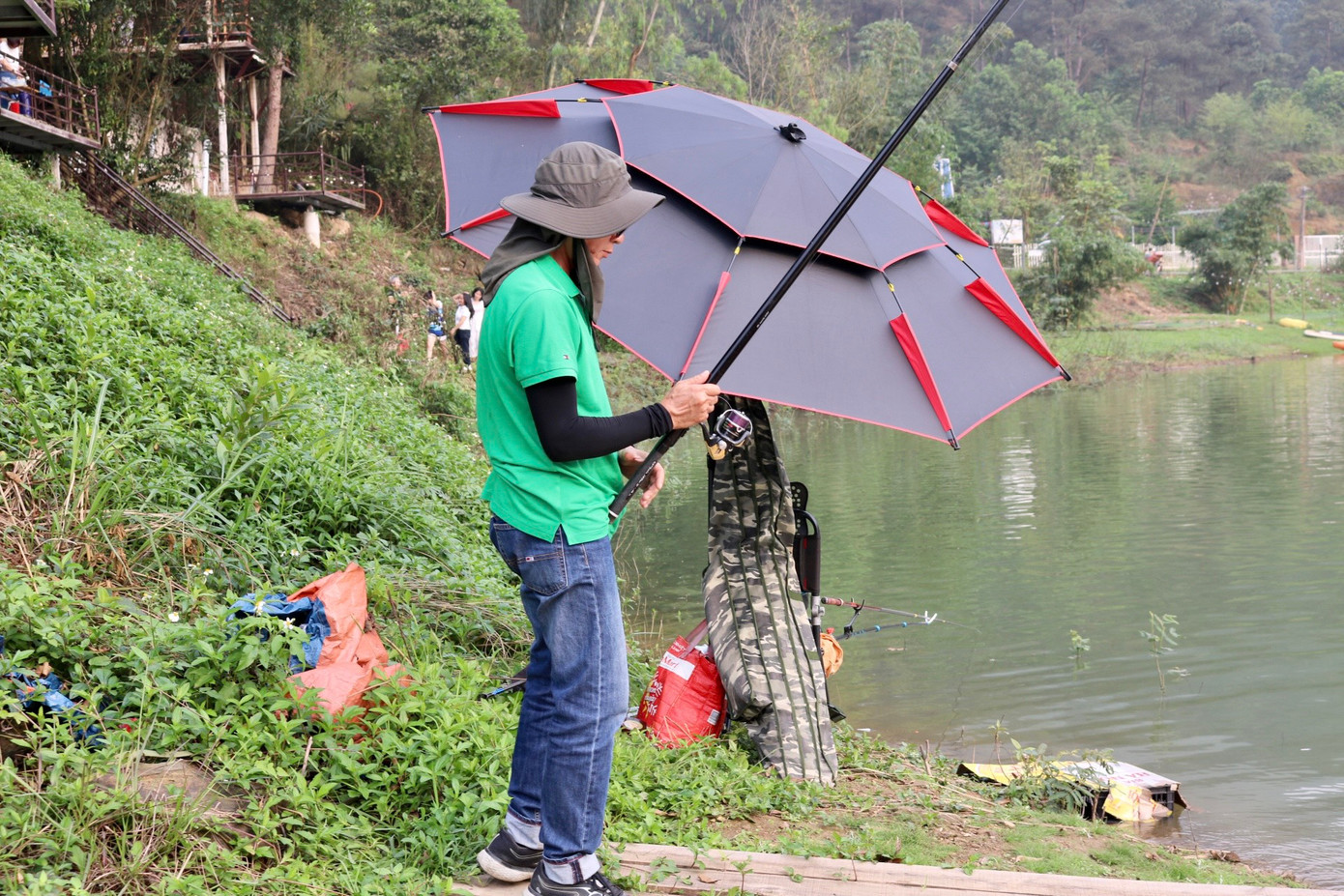 Nhiều người đến với hồ Đồng Đò bởi yêu thích những hoạt động vui chơi ngoài trời diễn ra ở đây như câu cá, chèo thuyền, đốt lửa trại,...
