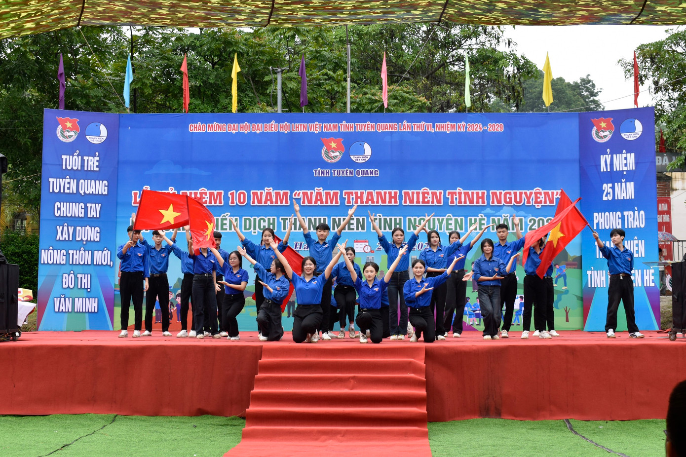 Biểu diễn văn nghệ tại Lễ kỷ niệm 10 năm "Năm thanh niên tình nguyện" và ra quân Chiến dịch Thanh niên tình nguyện hè năm 2024.