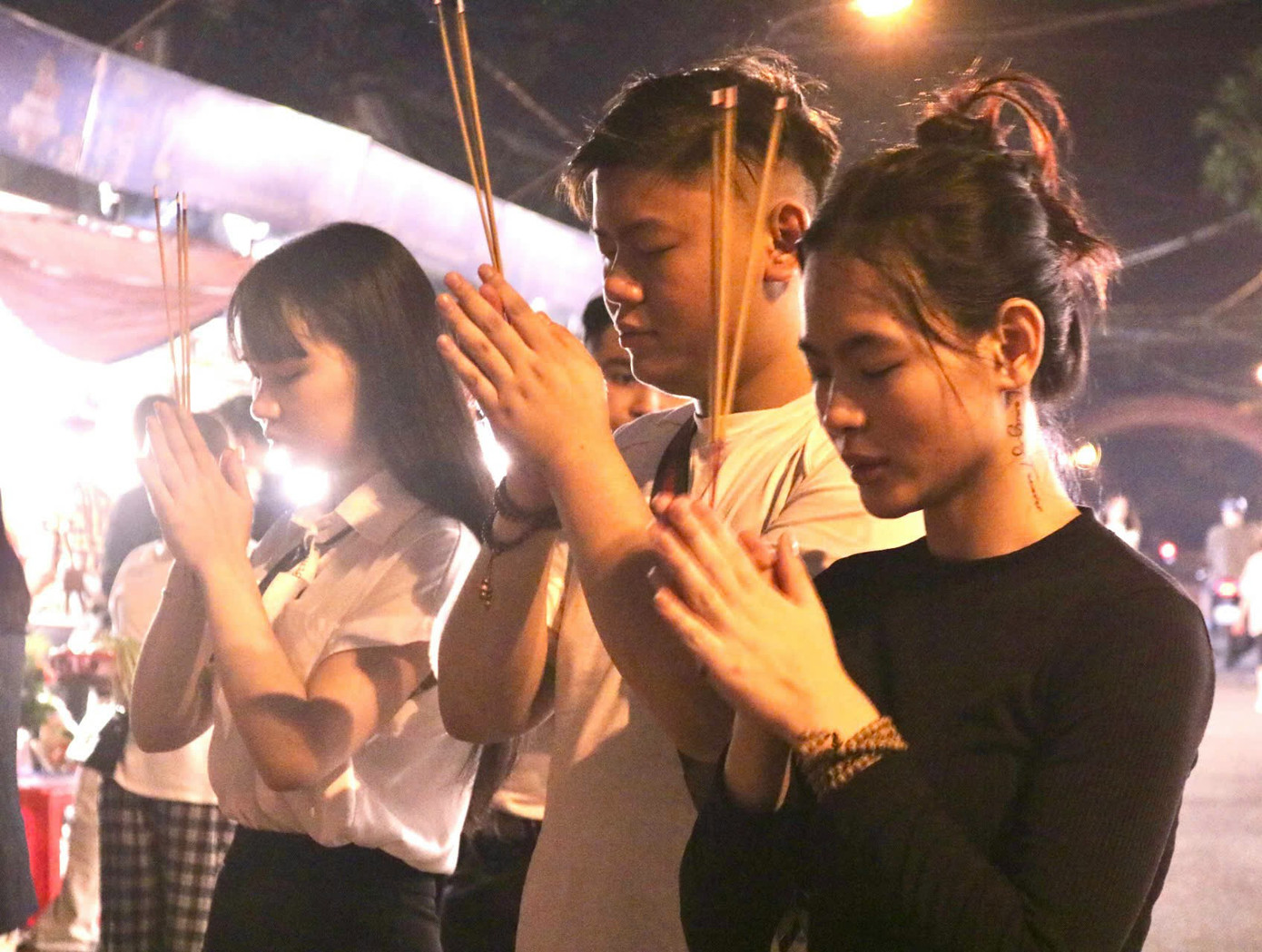 Nhiều bạn trẻ đứng vái vọng từ phía ngoài cửa phủ.