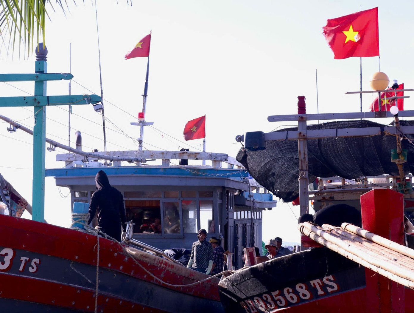 Hoạt động buôn bán, nhập hàng diễn ra từ 4h30 - 5h sáng cho đến khi hết tàu thuyền về bến không kể sáng chiều.