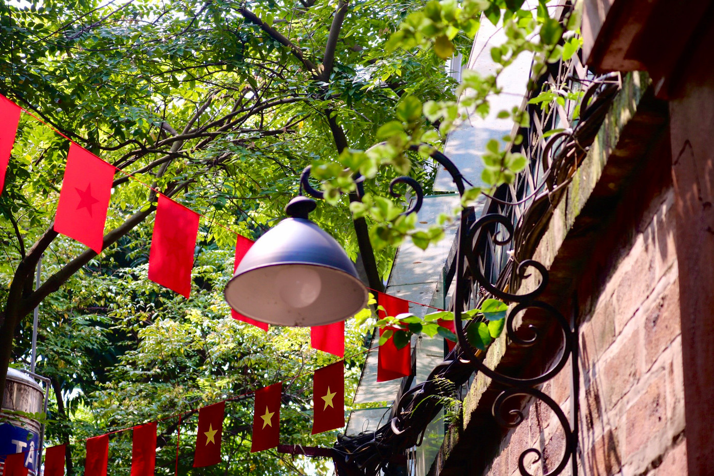 Tổ trưởng tổ dân phố số 1 cho biết tại đây tại ngách 5/1 có gần 30 hộ dân nhưng chỉ có vài người là chủ thôi còn lại đều là người đi thuê. Kiểu cổng vòm là người dân trong xóm bảo nhau làm chứ không theo bất kỳ thiết kế nào của địa phương. Từ khi xây dựng kiểu cổng vòm đó cũng có nhiều biết đến và lui tới hơn.