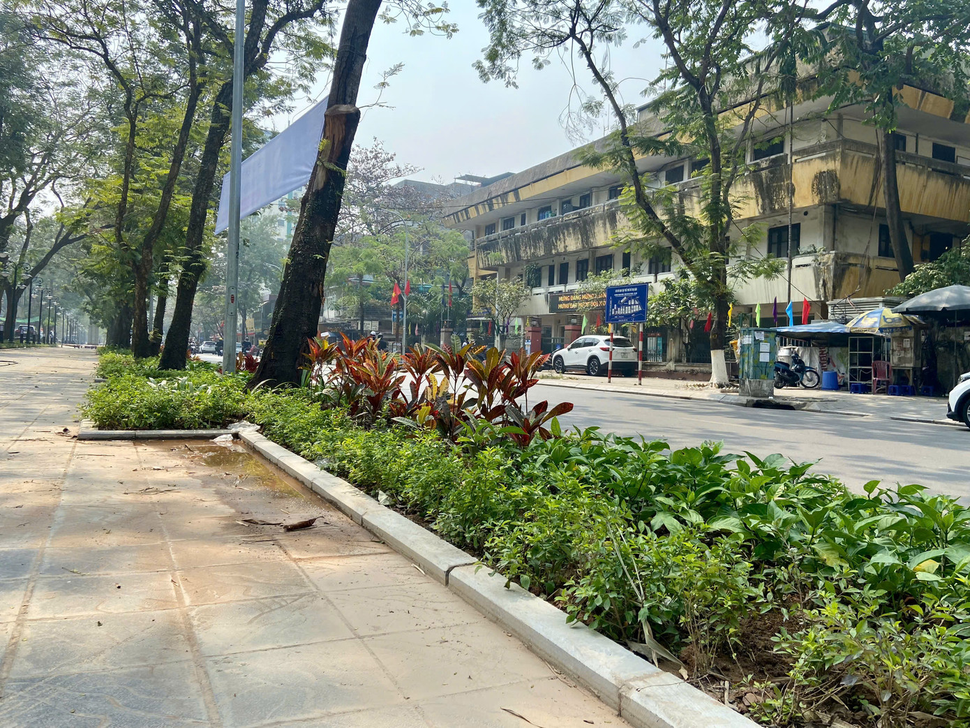 Diện mạo bên ngoài công viên Tuổi trẻ Thủ đô trở nên thoáng đãng, sạch sẽ sau khi hoàn thiện tháo dỡ hàng rào. Diện mạo bên ngoài công viên Tuổi trẻ Thủ đô trở nên thoáng đãng, sạch sẽ sau khi hoàn thiện tháo dỡ hàng rào.