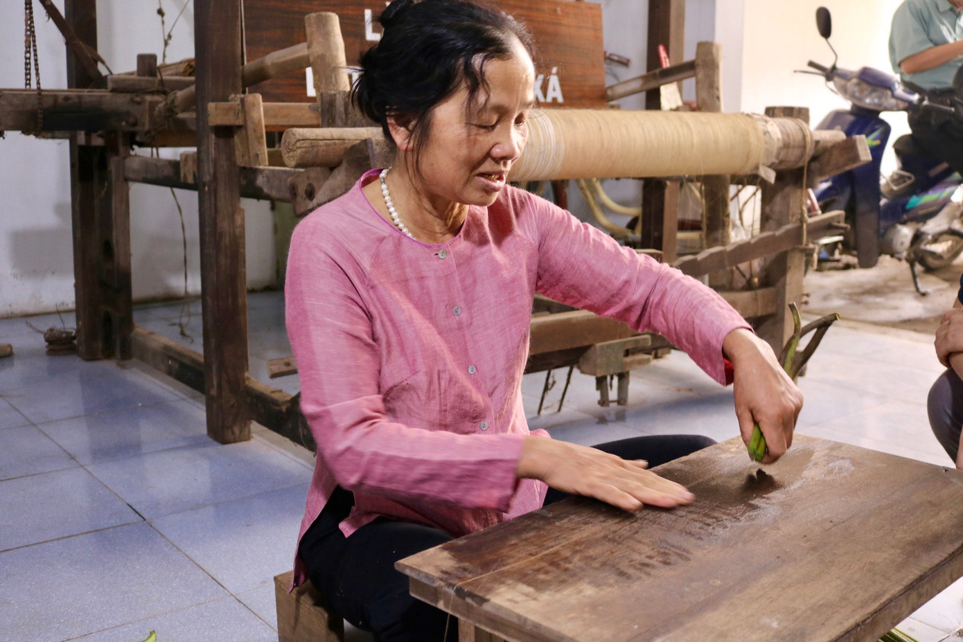 Mỗi thân sen sẽ làm ra sợi tơ dài khoảng một mét. Đối với những thợ lành nghề, thạo việc trung bình mỗi ngày có thể rút được khoảng 200-250 cuống sen. Mỗi thân sen sẽ làm ra sợi tơ dài khoảng một mét. Đối với những thợ lành nghề, thạo việc trung bình mỗi ngày có thể rút được khoảng 200-250 cuống sen.