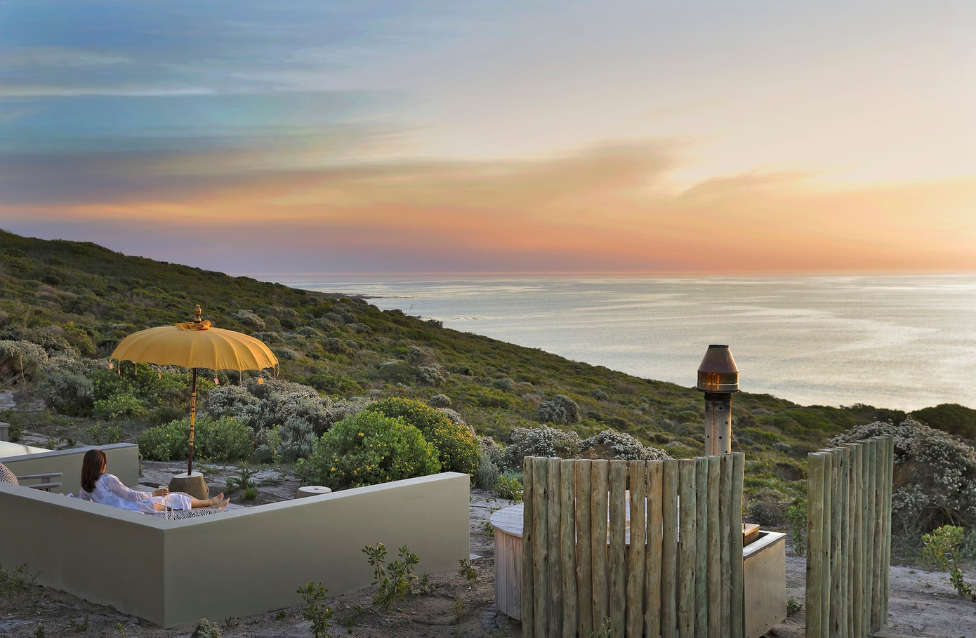 Khu vực thư giãn được đặt ngoài trời, có tầm nhìn hướng thẳng ra biển.