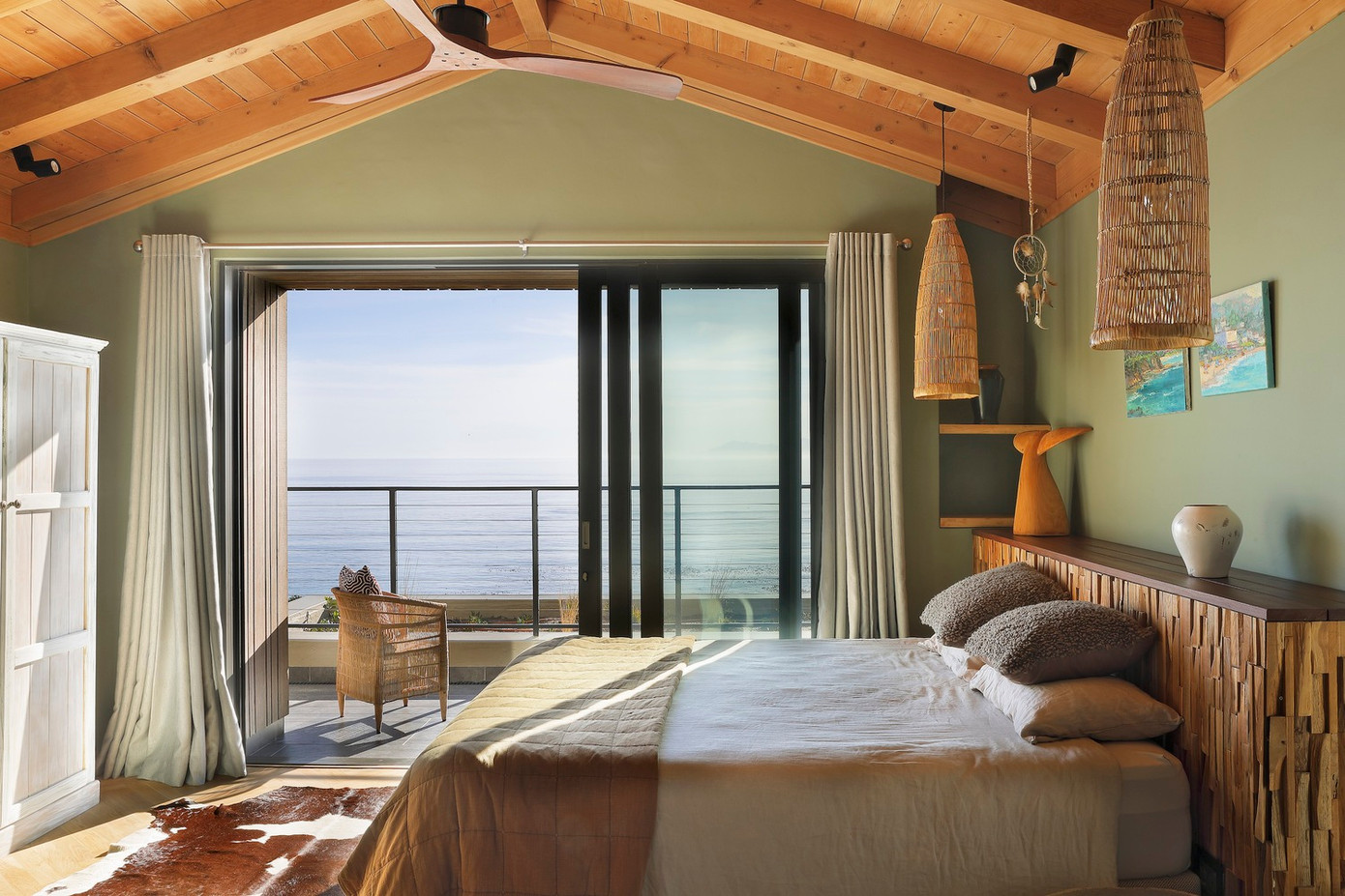 Chất liệu đóng vai trò cốt lõi trong việc thể hiện cả giá trị thẩm mỹ và tính ứng dụng của thiết kế. Bảng màu vật liệu được chọn lọc kỹ lưỡng với bê tông, gỗ và đá tự nhiên khai thác tại địa phương, không chỉ đảm bảo độ bền mà còn hoà hợp với bối cảnh xung quanh.