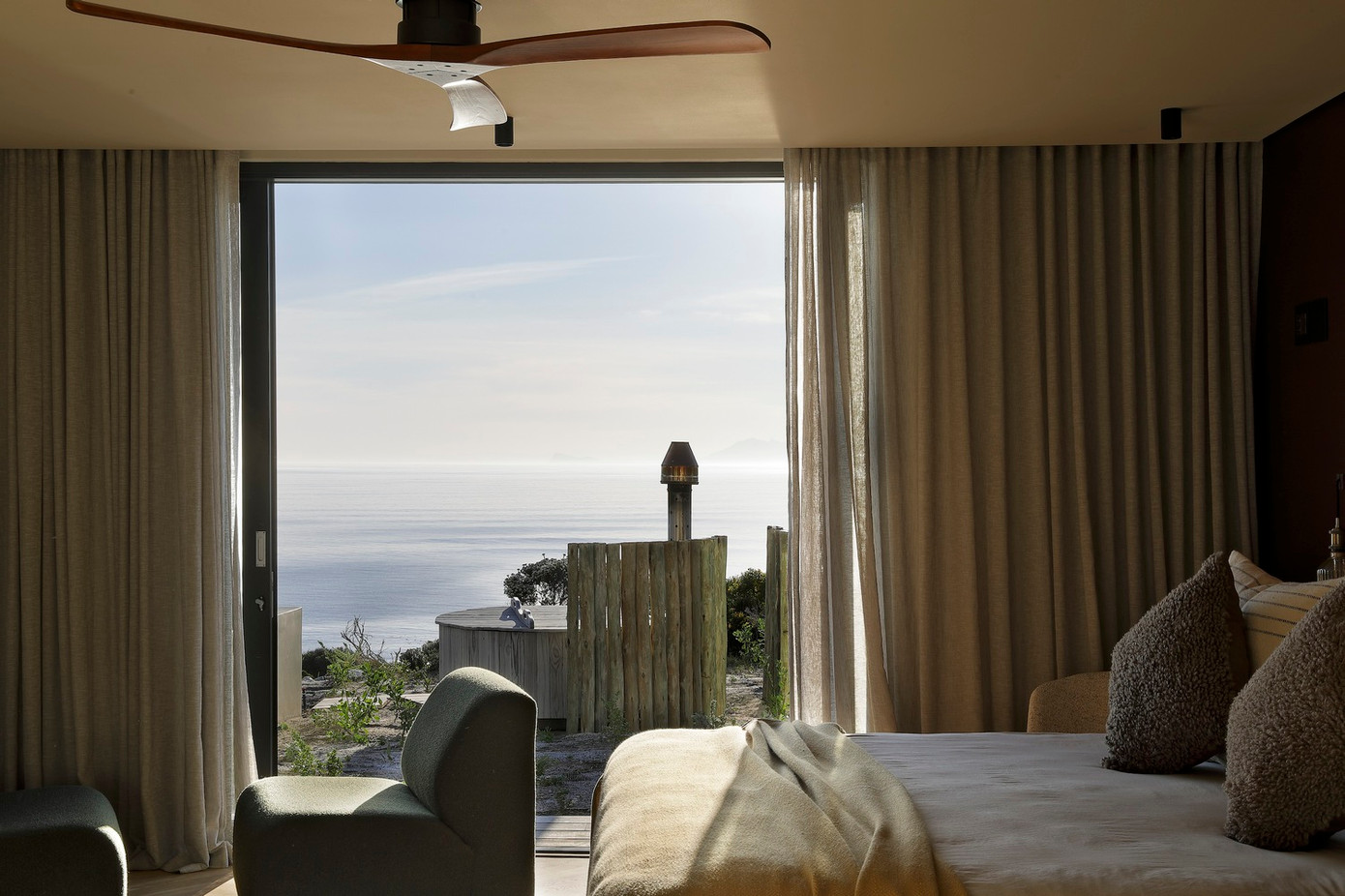 Địa thế dốc đứng đặt ra bài toán khó, yêu cầu một cách tiếp cận tinh tế nhằm dung hoà giữa kiến trúc và địa hình, thay vì áp đặt công trình lên cảnh quan. Bên cạnh đó, việc cân bằng giữa các ô cửa kính lớn để lấy sáng và tính hiệu quả năng lượng cũng là yếu tố quan trọng