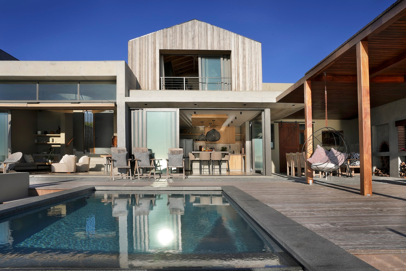 Thiết kế kiến trúc lấy cảm hứng từ phong cách Scandinavia, đề cao sự tối giản, cân bằng không gian và mối quan hệ hài hoà với cảnh quan thiên nhiên. Ý tưởng chủ đạo của công trình là xoá nhoà ranh giới giữa không gian trong nhà và ngoài trời, mở ra tầm nhìn toàn cảnh hướng biển từ mọi góc độ, mang đến trải nghiệm sống trọn vẹn giữa thiên nhiên.