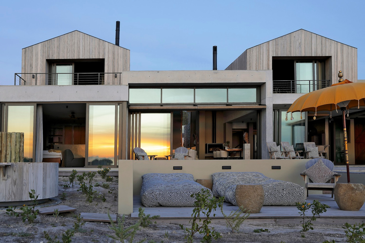 Nhóm kiến trúc lấy cảm hứng từ hình thái phân tách tự nhiên của thảm thực vật bản địa, chuyển hoá thành tổ hợp không gian đa lớp, vừa riêng biệt nhưng vẫn liên kết chặt chẽ. Kết quả tạo ra một quần thể kiến trúc dạng gian nhà tách biệt, cho phép cây cỏ bản địa len lỏi vào từng khu vực, phá vỡ ranh giới truyền thống giữa công trình và cảnh quan.