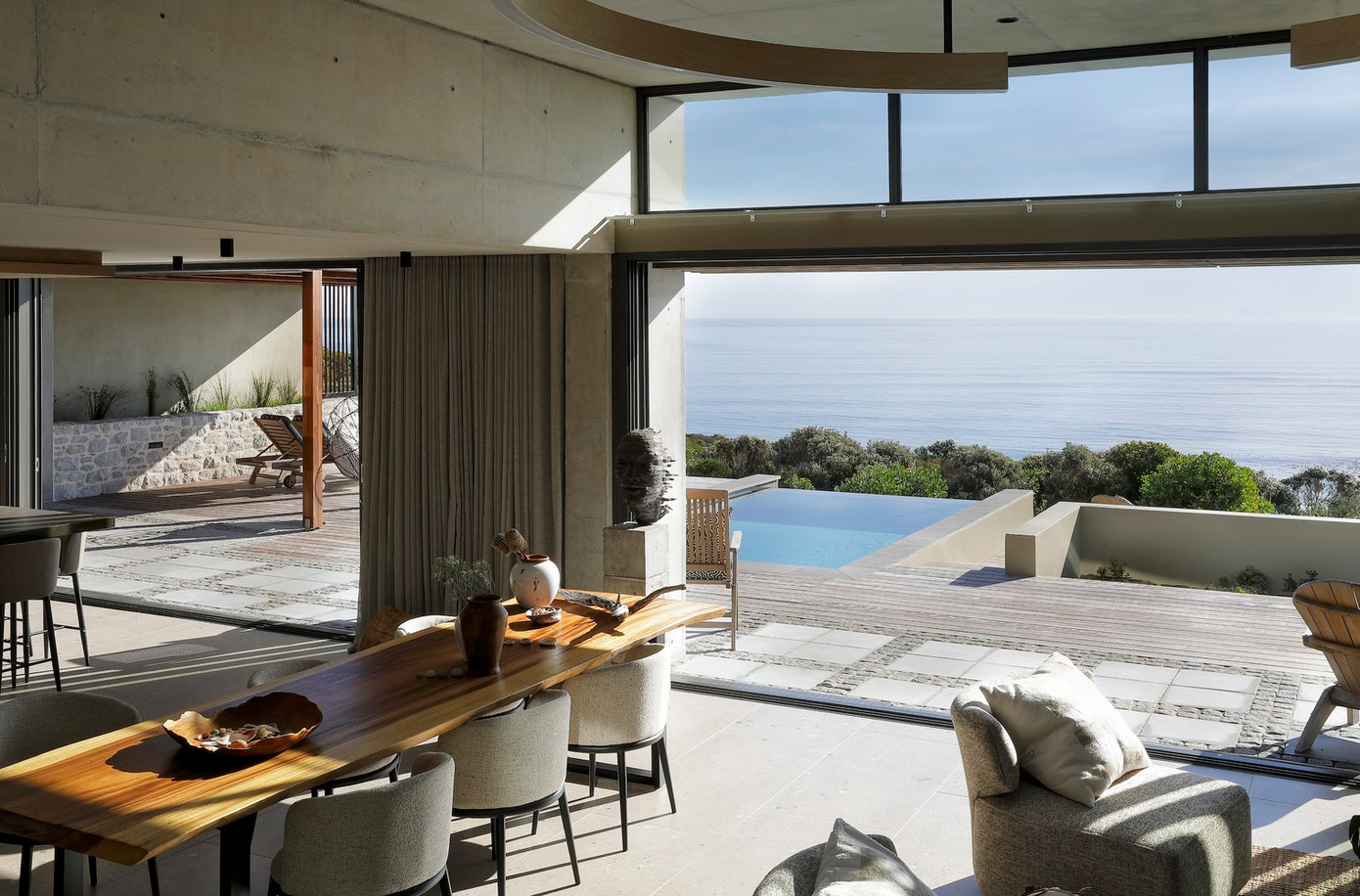 Ngôi nhà được thiết kế với 4 phòng ngủ, bao gồm một phòng dành cho khách và các khu vực sinh hoạt mở, tất cả đều hướng tối đa tầm nhìn ra biển để tận hưởng tầm nhìn khoáng đạt.