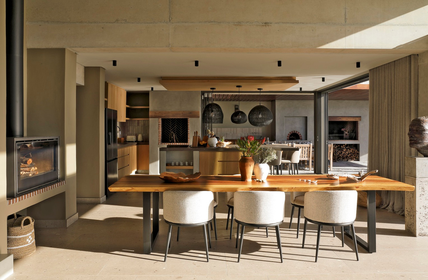 Một trong những thách thức lớn của dự án là giảm thiểu tác động môi trường, tối ưu hoá việc sử dụng vật liệu và tạo ra một thiết kế gọn gàng, hiệu quả. Giải pháp được áp dụng là thiết kế theo dạng giật cấp, tận dụng địa hình tự nhiên để đảm bảo tầm nhìn mà vẫn đảm bảo sự ổn định kết cấu.