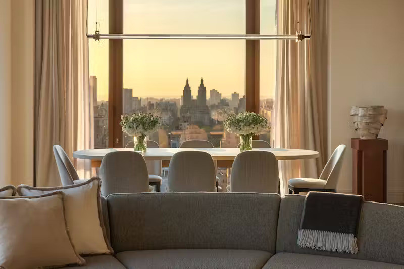 Ánh sáng tự nhiên chan hoà khắp không gian nhờ hệ cửa kính kịch trần, tạo nên một môi trường sống tràn ngập sinh khí và tinh tế.