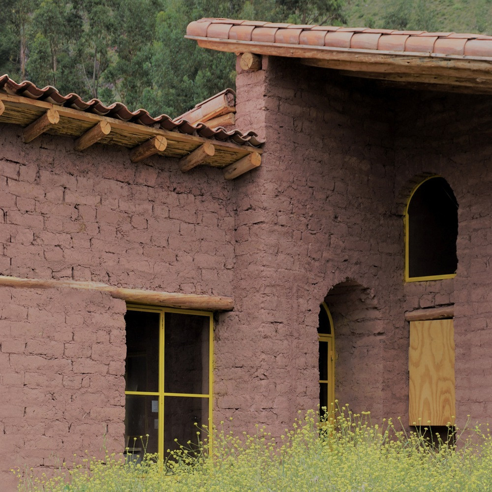 Gạch bùn, đá, gỗ, sậy và ngói là những vật liệu truyền thống được sử dụng triệt để trong toàn bộ công trình.