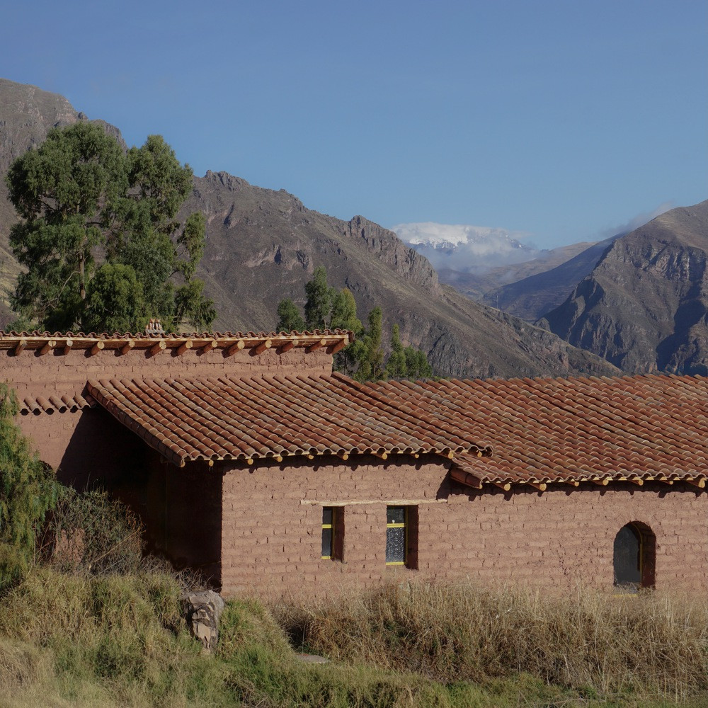 Cấu trúc tường chịu lực bằng gạch bùn dày 40cm trên nền móng đá không chỉ giúp giữ ấm vào mùa đông, mát mẻ vào mùa hè mà còn là dấu ấn kỹ thuật xây dựng bản địa đã trường tồn qua nhiều thế hệ.