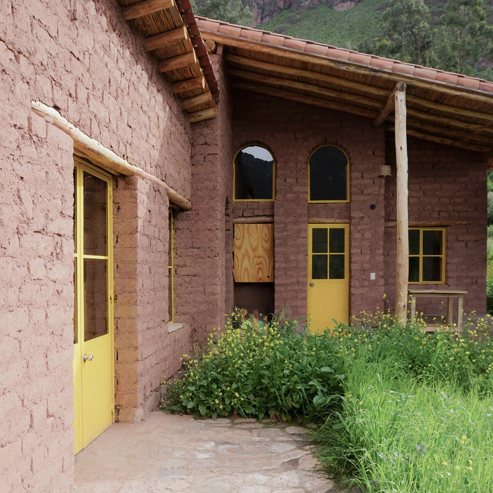 Toàn bộ công trình tạo thành chữ L, ôm lấy quảng trường trung tâm, nơi tổ chức sinh hoạt chung cho cư dân thường trú nơi đây.