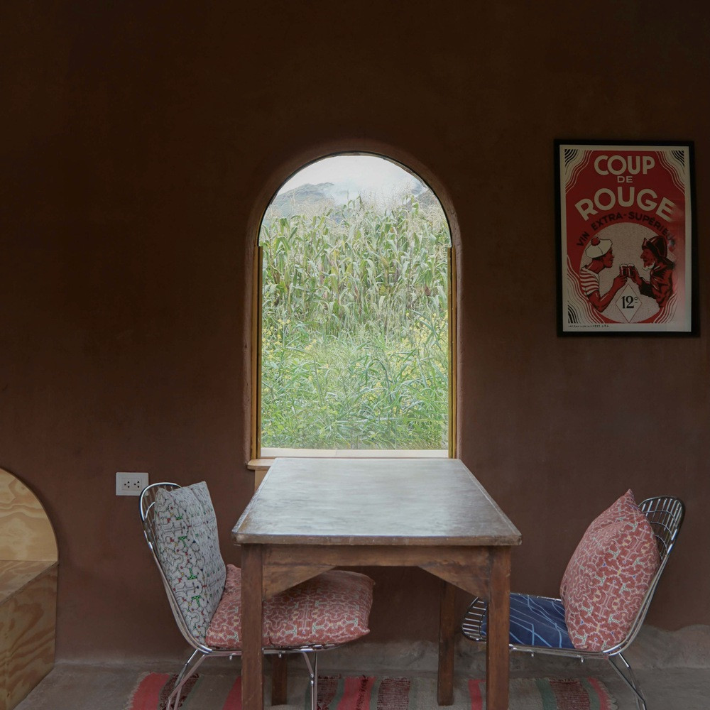 Những ô cửa sổ vừa là nguồn sáng tự nhiên vừa là "khung tranh sống" mở ra cảnh sắc núi non hùng vĩ của vùng đất từng là đế chế Inca.