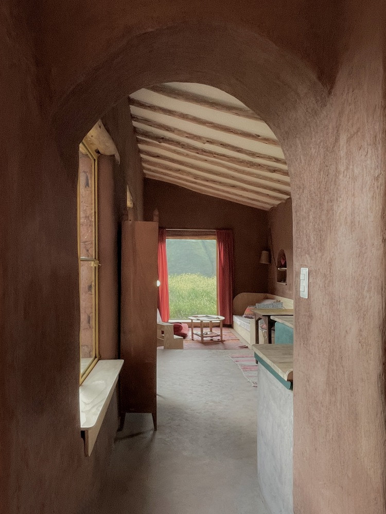 Sự gọn gàng, tối giản và tiện nghi được đề cao trong không gian sống này.