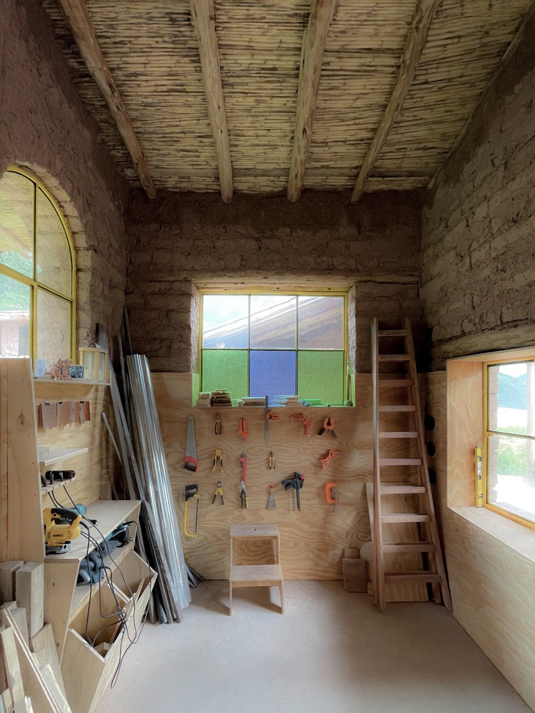 Xưởng sáng tạo được thiết kế với trần cao. Đây là nơi gia chủ tự chế tác toàn bộ nội thất cho căn nhà của mình.