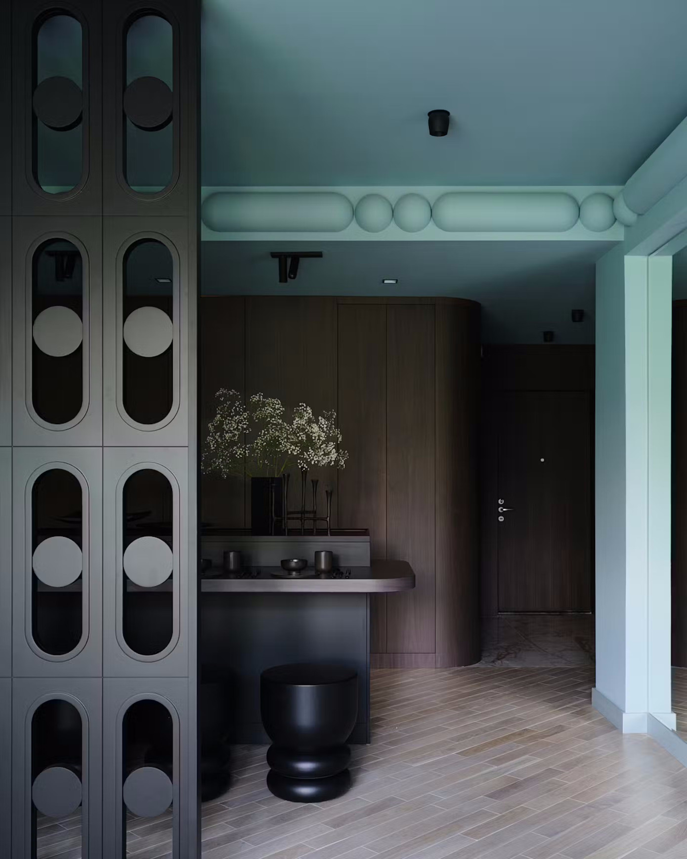 Khối không gian riêng gồm phòng ngủ, phòng thay đồ và phòng tắm master khéo giấu sau hệ tủ. Mỗi khu vực có chức năng rõ ràng, chuyển tiếp liền mạch.