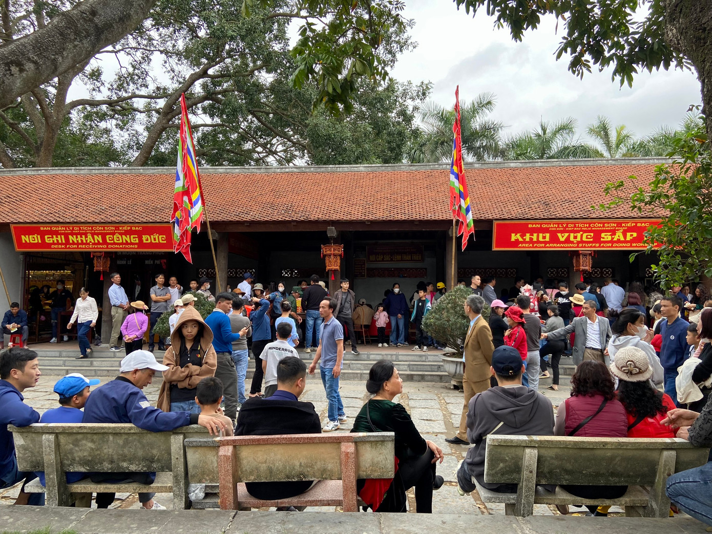 Khu vực sắp lễ lúc nào cũng tấp nập người qua lại.