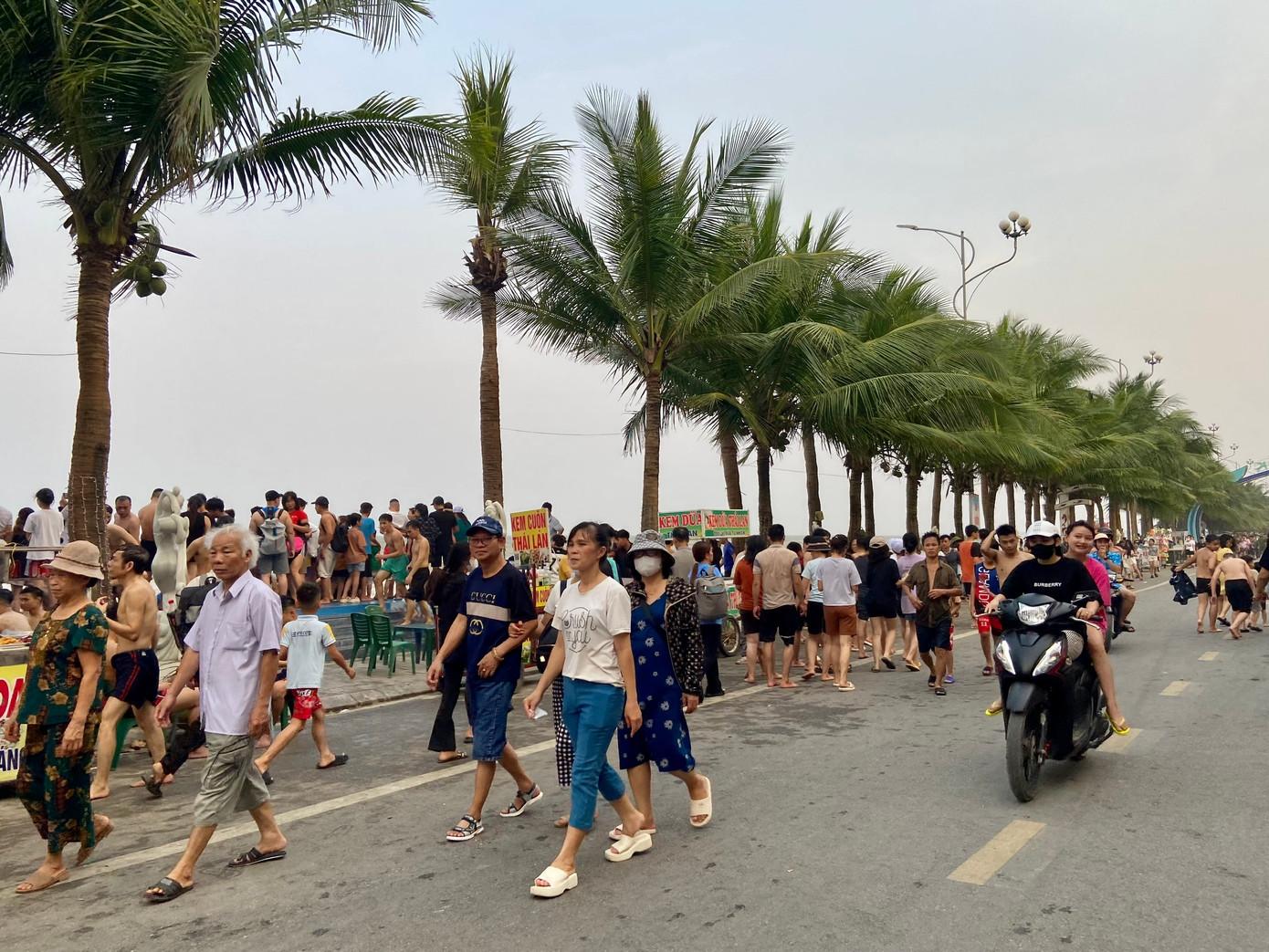 Bãi biển Hải Tiến hút khách du lịch dịp lễ.