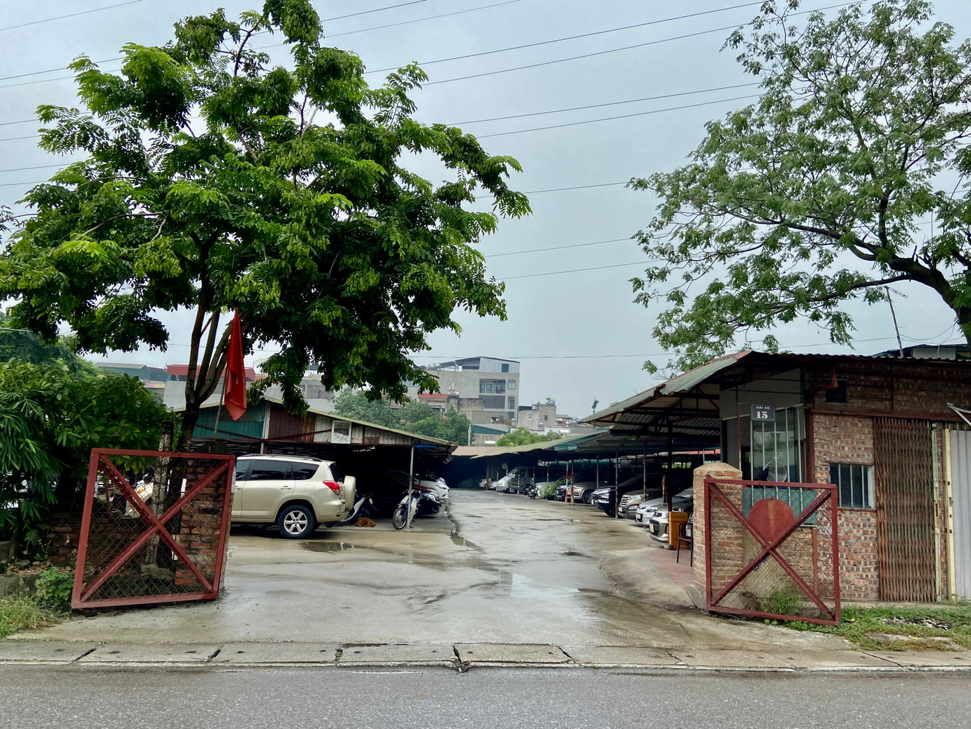 Từ năm 1994 đến nay, dự án Sông Hồng City hay còn gọi là Trấn Sông Hồng được thông qua với mục tiêu xây dựng một quần thể công trình bao gồm khu nhà ở, khu văn phòng thương mại, khách sạn và các công trình tiện ích công cộng để cho thuê tại Nghĩa Dũng (phường Phúc Xá, quận Ba Đình). Mục tiêu là thế những đã 28 năm trôi qua, trên địa bàn phường vẫn không có bất cứ công trình quy mô nào được thực hiện. Đất dự án thay vì để phục vụ dự án, nay bị sử dụng thành bãi gửi xe, sân bóng hay điểm tập kết vật liệu xây dựng...