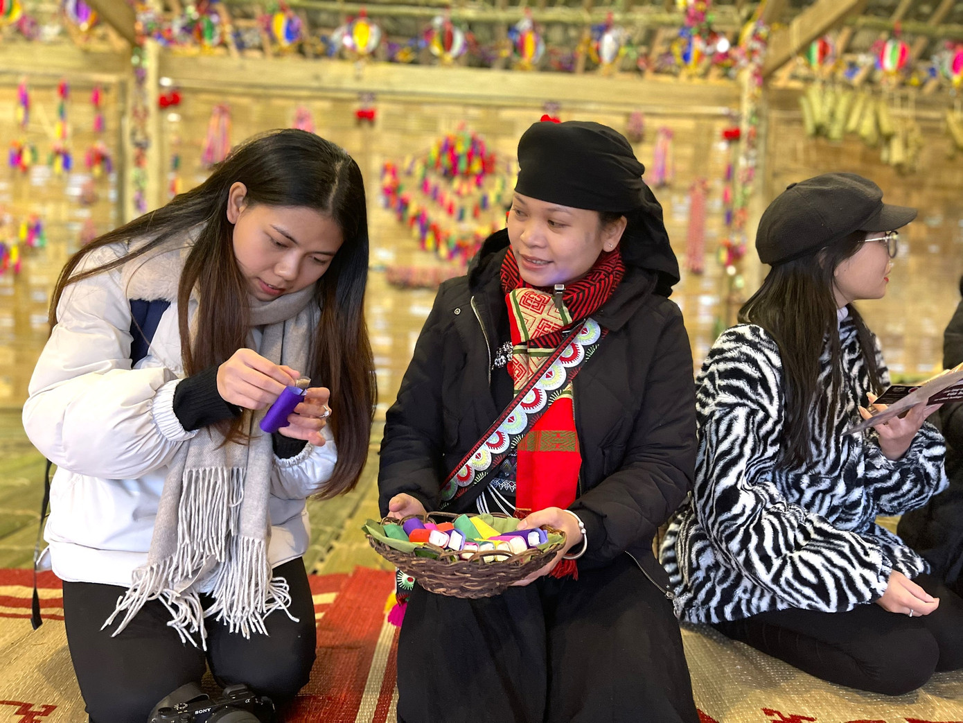 Đến với không gian nhà sàn của đồng bào dân tộc Tày - bản làng Thái Hải trong chương trình Happy Tết 2024, mọi người sẽ được thưởng thức 2 món bánh đặc sản của người dân bản địa là bánh khảo và chè lam.