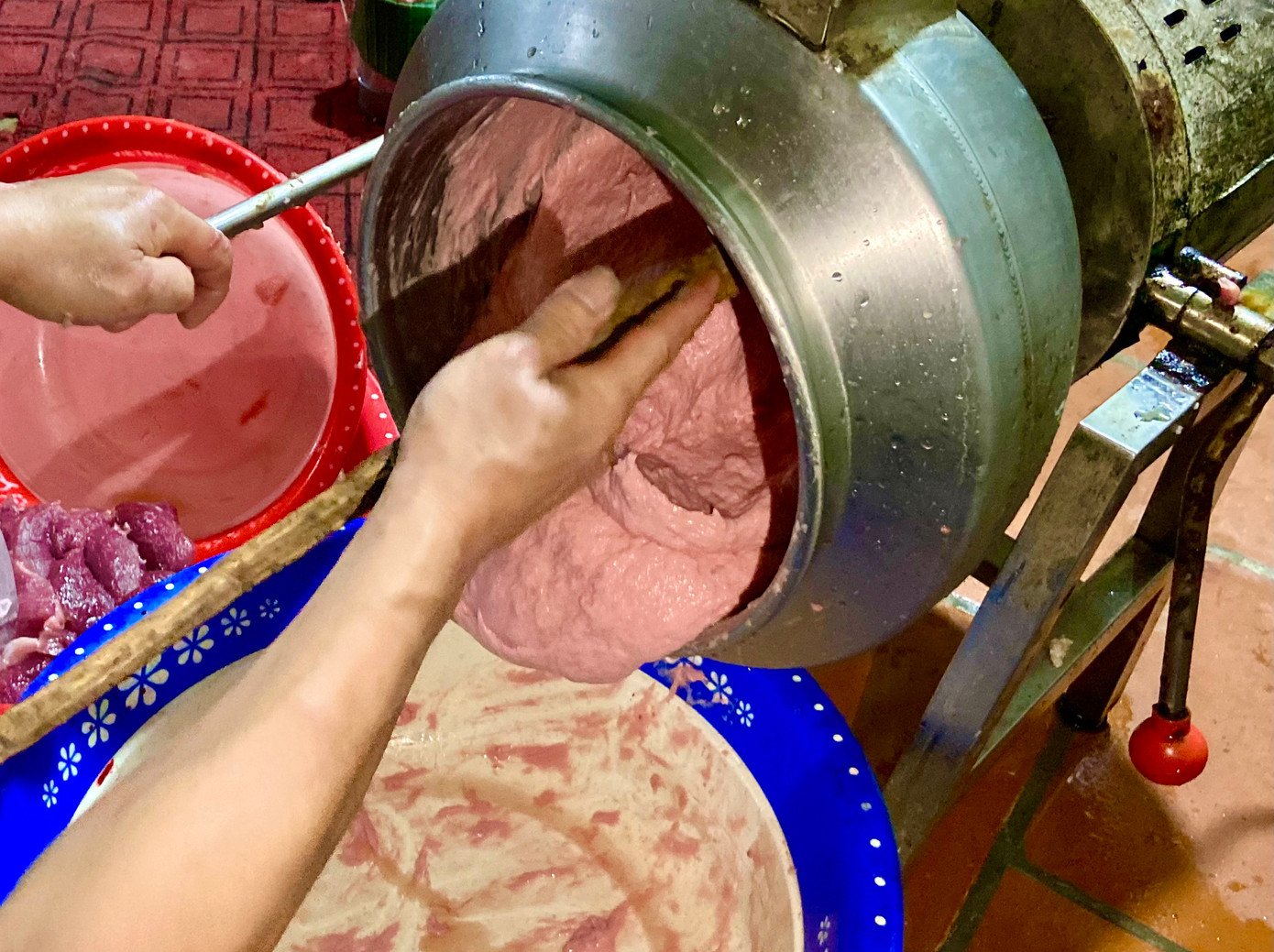 Mộc sau khi xay phải đảm bảo được độ quyện, sánh mịn, không bị xác thì mới đạt chuẩn. Màu sắc của thịt phải hồng và có mùi thơm của nước mắm. Mộc sau khi xay phải đảm bảo được độ quyện, sánh mịn, không bị xác thì mới đạt chuẩn. Màu sắc của thịt phải hồng và có mùi thơm của nước mắm.