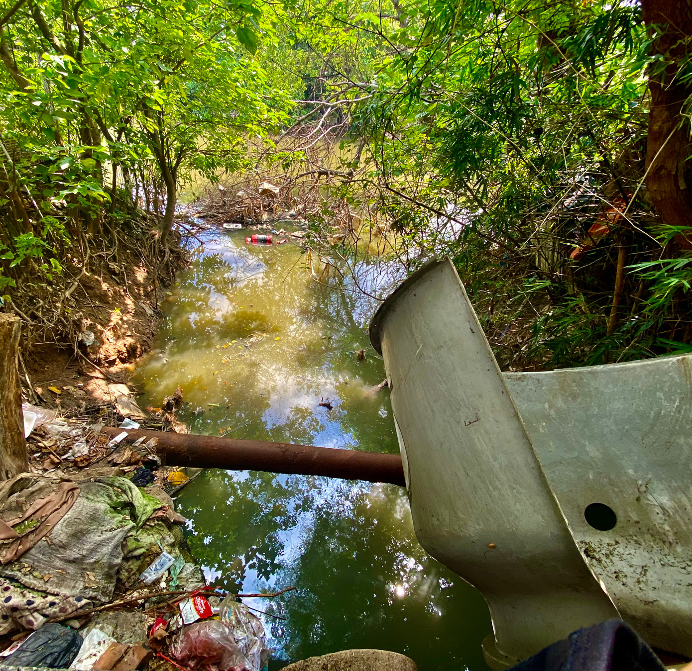 Rác và nước thải từ nhiều nguồn đổ vào sông. Rác và nước thải từ nhiều nguồn đổ vào sông.