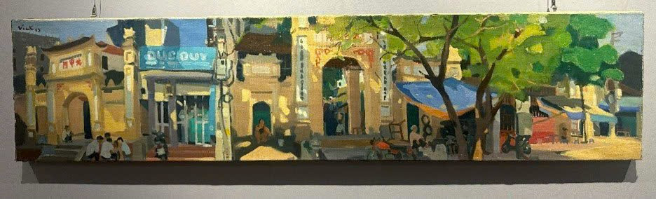 Họa sĩ Đào Anh Việt lại đầy cảm hứng với nhịp sống sôi động của phố cổ Hà Nội trong thời hiện đại. Nhóm tác phẩm với khổ tranh panorama đặc biệt, thu hút người xem ngay khi bước vào phòng trưng bày. Với Đào Anh Việt, Hà Nội không lãng mạn hay hoài niệm mà lại hiện ra khá ấn tượng bằng những nét bút khỏe khoắn, gam màu mạnh và tươi sáng. Họa sĩ Đào Anh Việt lại đầy cảm hứng với nhịp sống sôi động của phố cổ Hà Nội trong thời hiện đại. Nhóm tác phẩm với khổ tranh panorama đặc biệt, thu hút người xem ngay khi bước vào phòng trưng bày. Với Đào Anh Việt, Hà Nội không lãng mạn hay hoài niệm mà lại hiện ra khá ấn tượng bằng những nét bút khỏe khoắn, gam màu mạnh và tươi sáng.