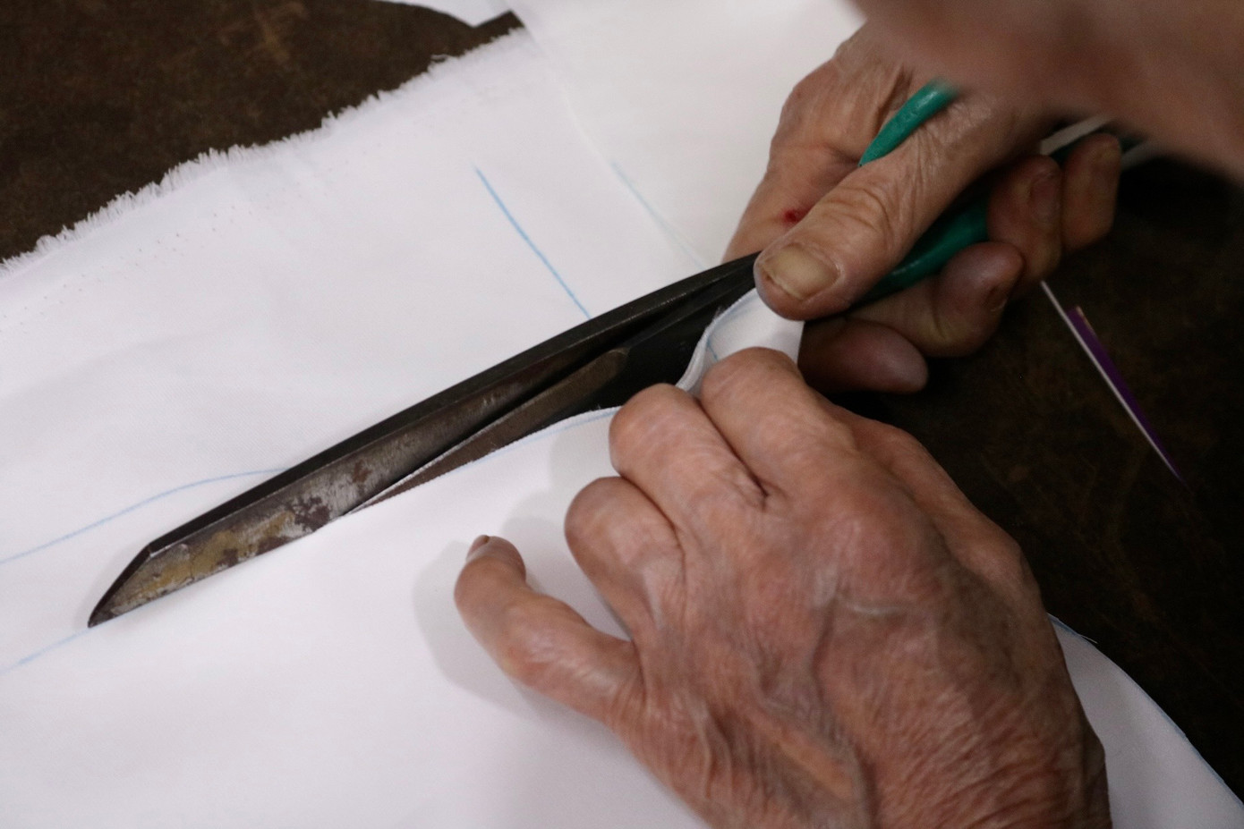 Sau khi trưởng thành, được vào làm tại hợp tác xã may đo và bén duyên với chồng là ông Lê Thành Vinh - một thợ may có tiếng cùng làng Trạch Xá, đến năm 1990, bà Quyến bắt đầu tự mở tiệm may cho riêng mình và lấy tên là Vinh Trạch để gợi nhắc về làng nghề mình sinh ra. Tiệm may nhỏ nằm trên đường Lương Văn Can là tiệm may đầu tiên của bà. Sau khi trưởng thành, được vào làm tại hợp tác xã may đo và bén duyên với chồng là ông Lê Thành Vinh - một thợ may có tiếng cùng làng Trạch Xá, đến năm 1990, bà Quyến bắt đầu tự mở tiệm may cho riêng mình và lấy tên là Vinh Trạch để gợi nhắc về làng nghề mình sinh ra. Tiệm may nhỏ nằm trên đường Lương Văn Can là tiệm may đầu tiên của bà.