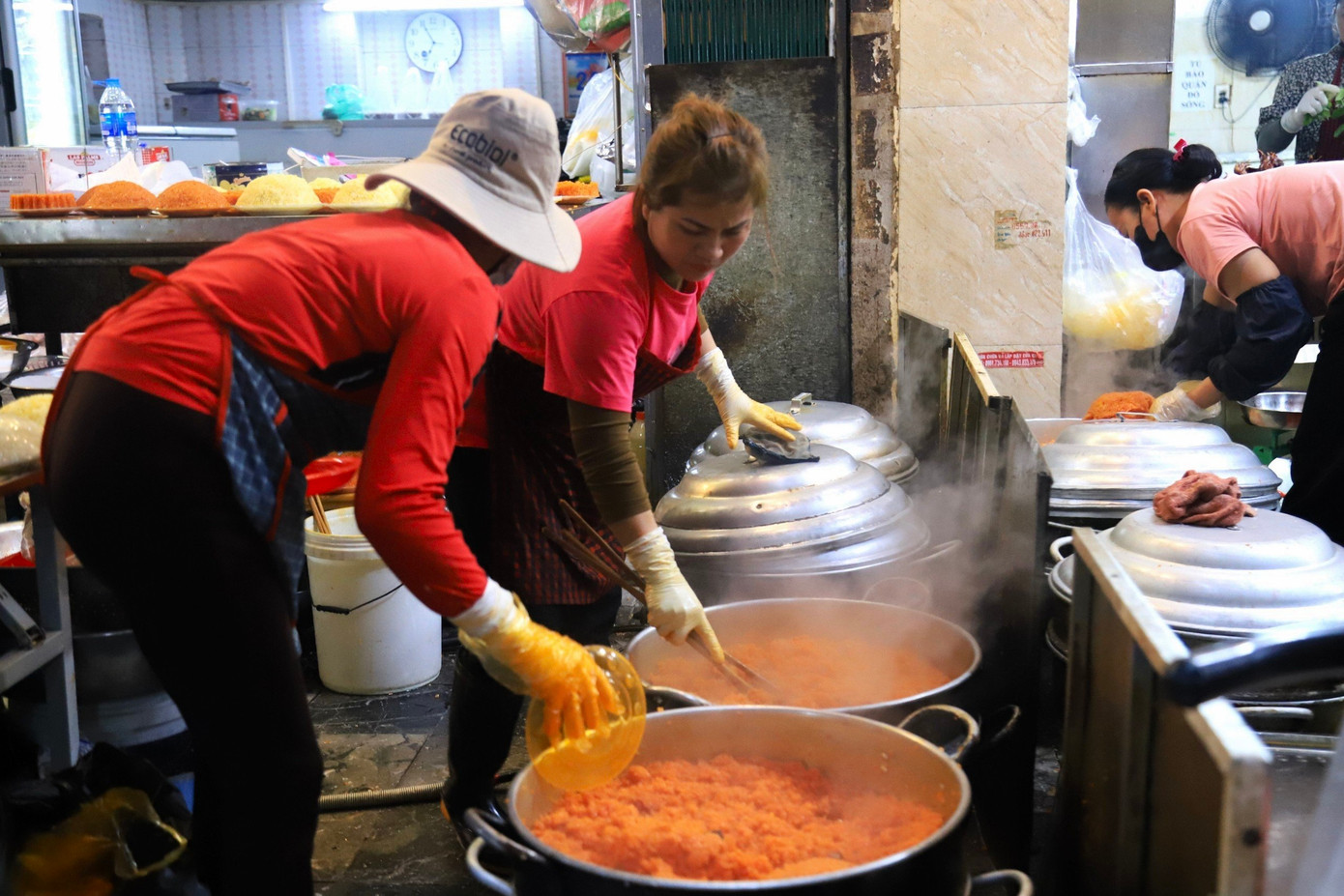 Xôi gấc là món không thể thiếu trong mâm cỗ cúng của người dân Thủ đô bởi quan niệm màu đỏ của xôi gấc tượng trưng cho những điều may mắn, những điềm lành trong thời gian tới.