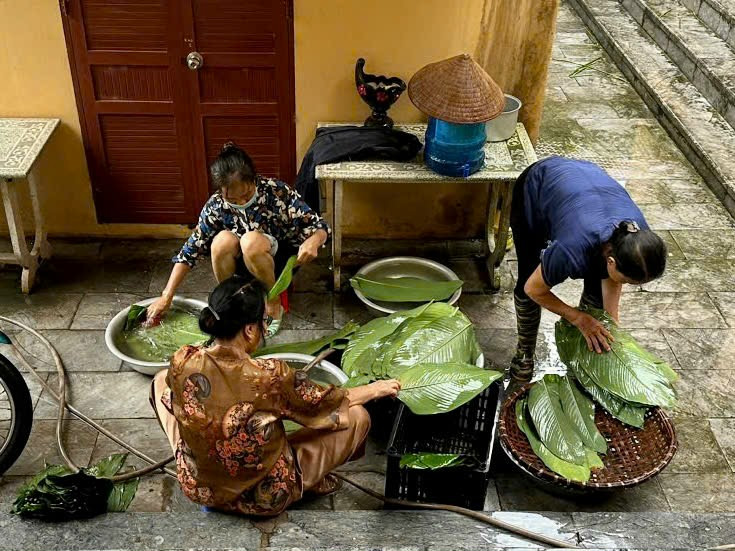 Người dân tập trung tại chùa Già Lê để chuẩn bị làm bánh chưng.