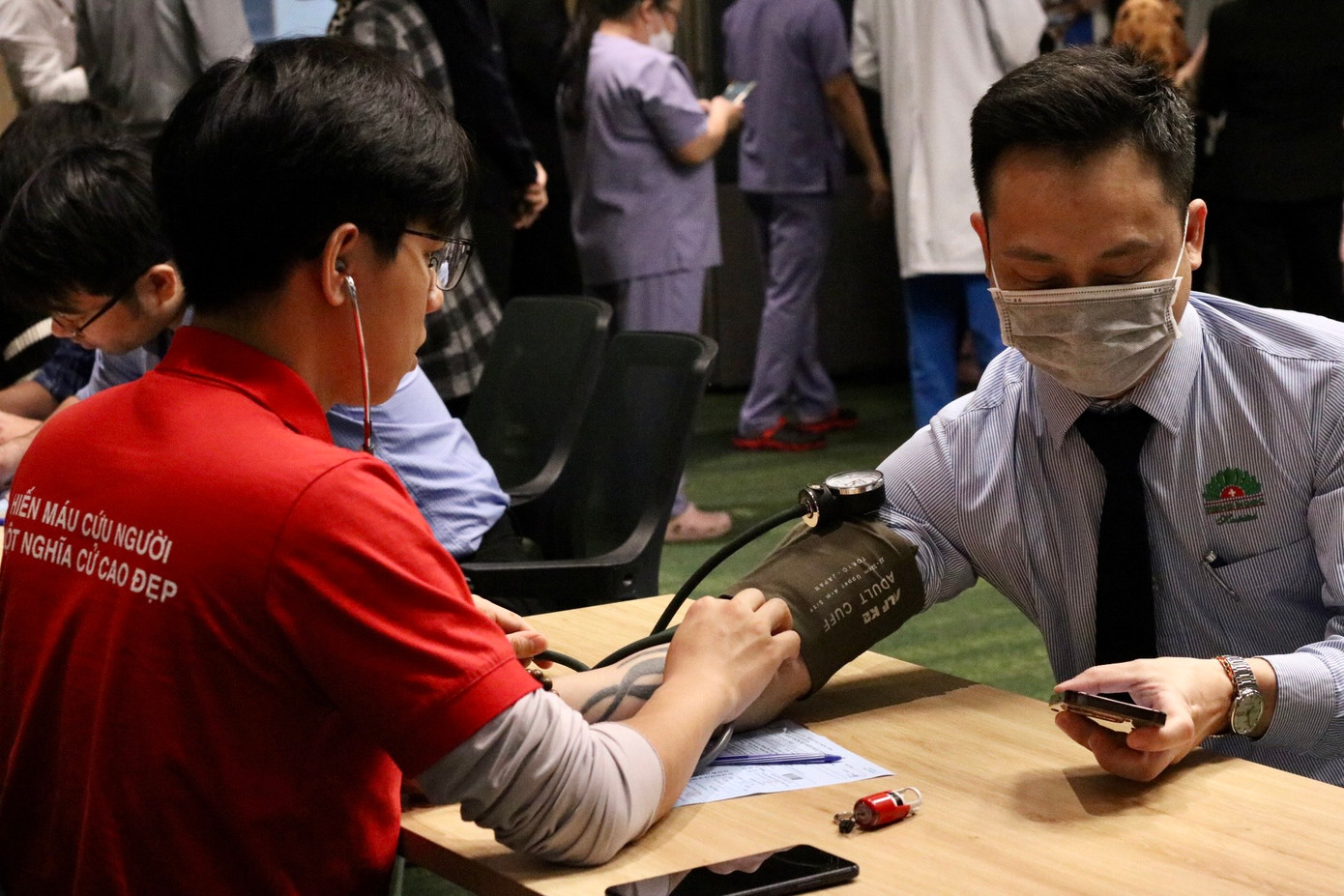 Lực lượng tình nguyện viên đã có mặt từ sớm để hỗ trợ, hướng dẫn nhân viên y tế các bước đăng ký, kiểm tra sức khỏe và chăm sóc trong suốt quá trình hiến máu.