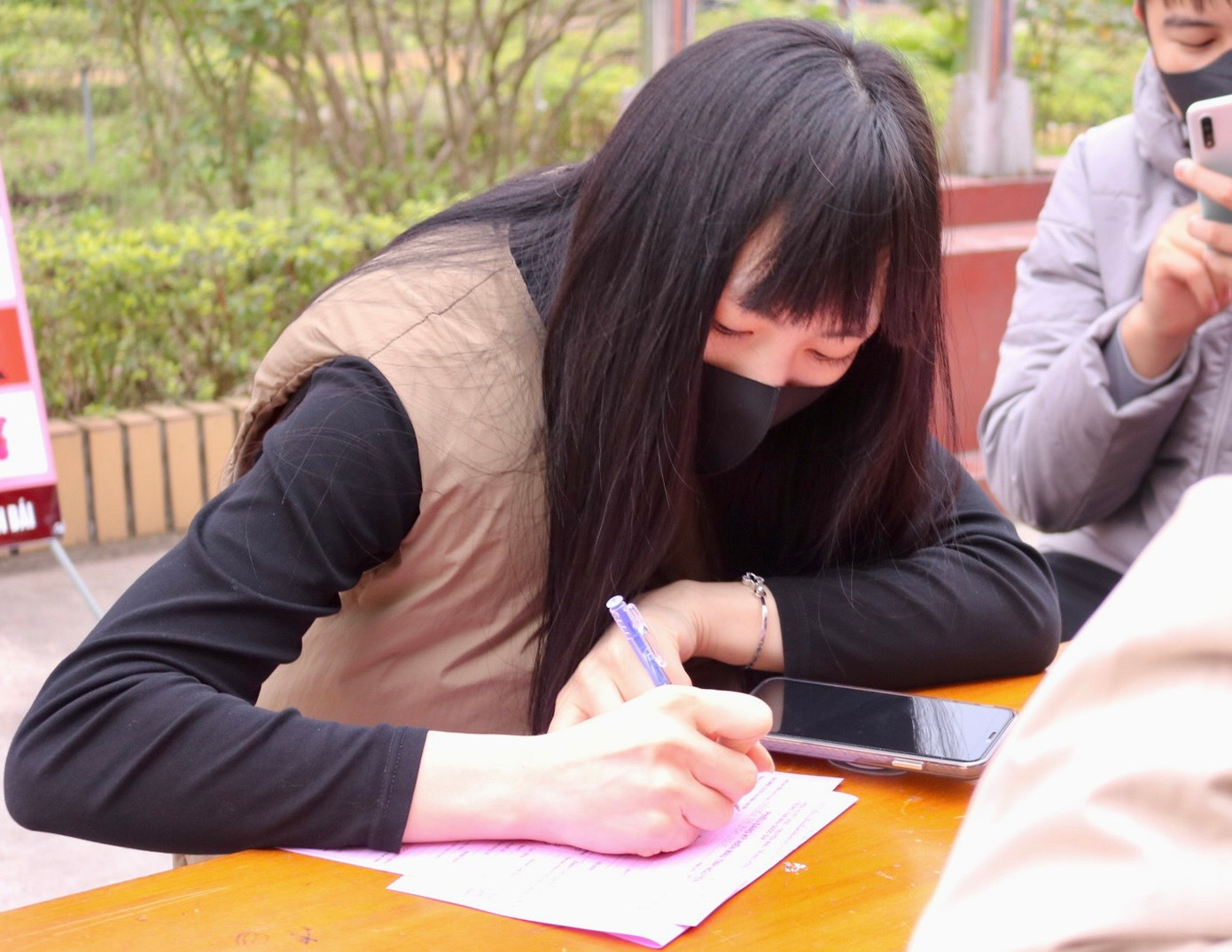 Dù thời tiết đang vào đợt rét đậm, rét hại nhưng từ sáng sớm đã có hàng trăm bạn trẻ đến đăng ký hiến máu và lan tỏa thông điệp Chủ Nhật Đỏ lần thứ XVI năm 2024.