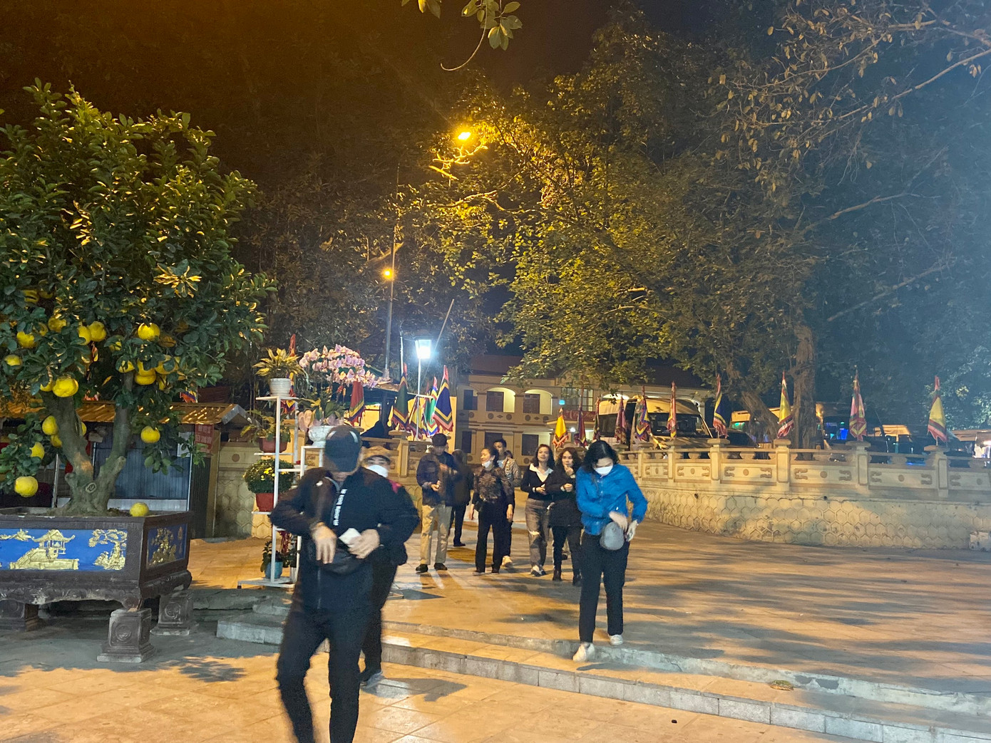 Ghi nhận lúc khoảng 1h sáng tại đền Sòng Sơn (Bỉm Sơn, Thanh Hóa), nhiều đoàn khách từ khắp nơi đổ về dâng lễ, cầu tài, cầu lộc.